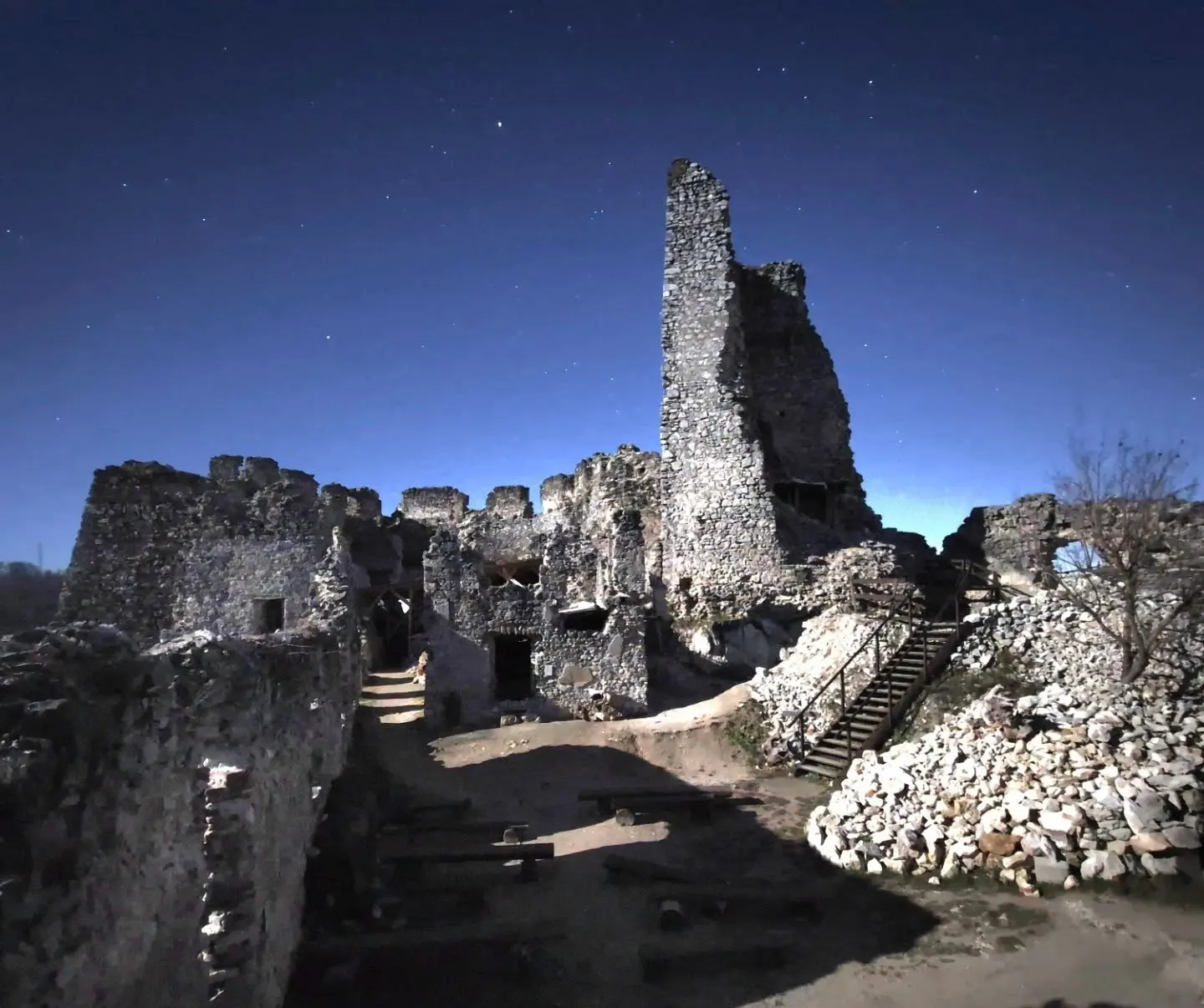 Hrad Tematín v noci