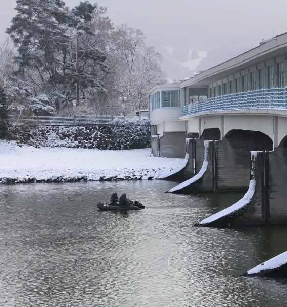 Loď na Váhu pri Kolonádovom moste, kde je zákaz plavby