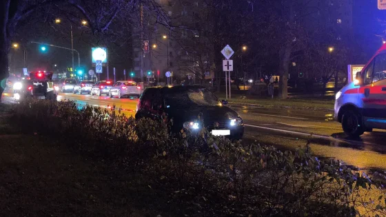 Nehoda auta a chodca na križovatke Žilinská A Hlinku deň pred Vianocami