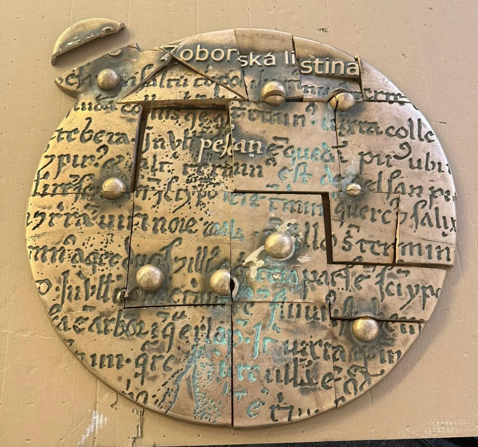 rozrezany relief piestany zoborska listina