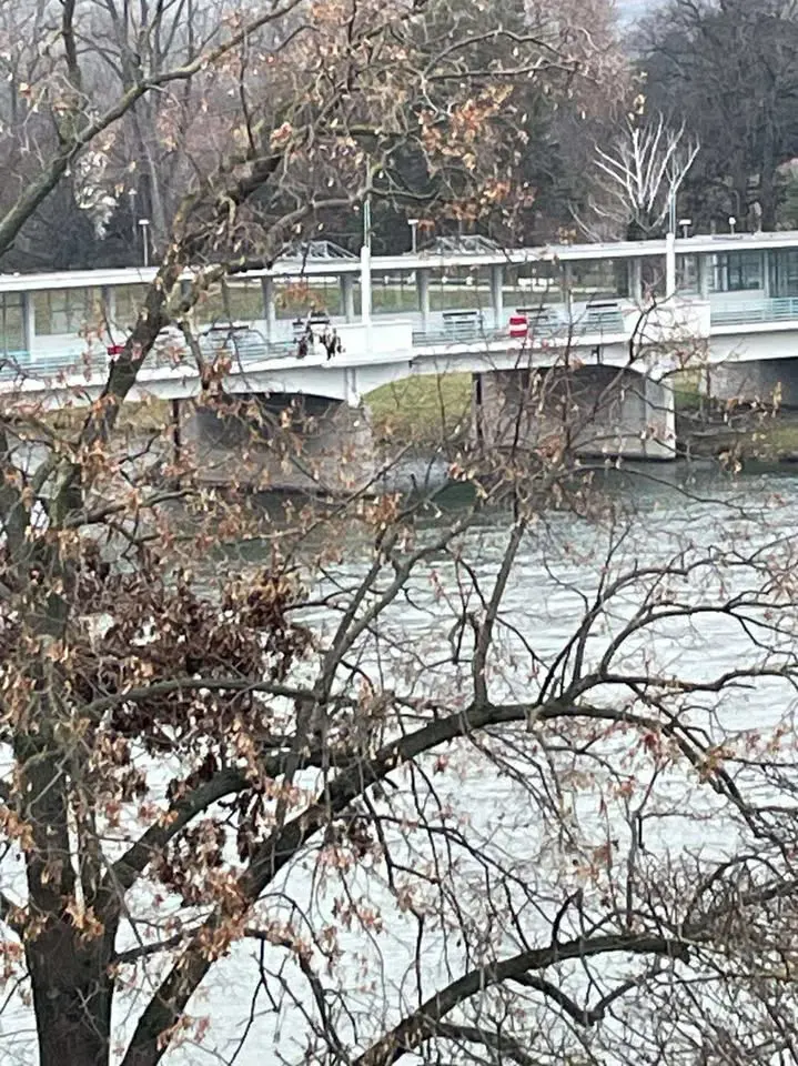 Signálny znak Zákaz plavby na Kolonádovom moste