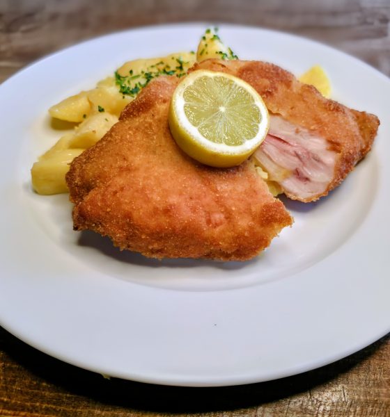 Bravčový Cordon bleu, varené zemiaky, šalátik