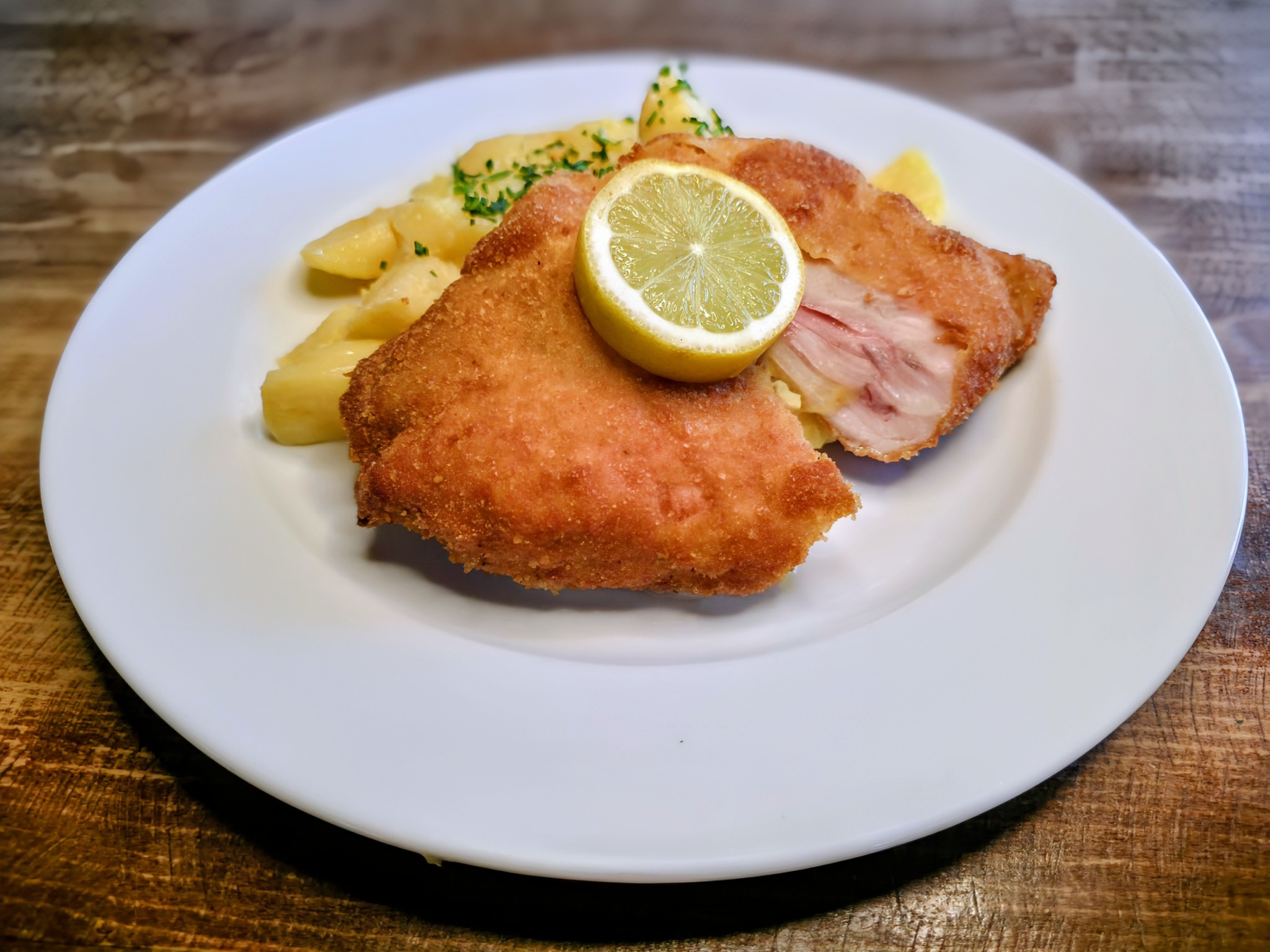 Bravčový Cordon bleu, varené zemiaky, šalátik