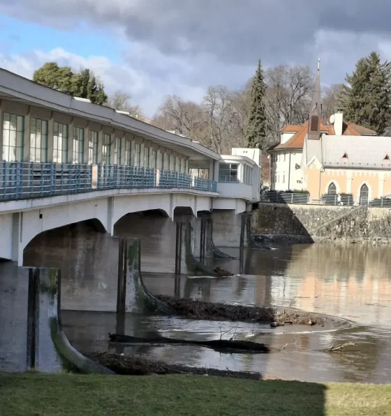 Voda z topiaceho sa snehu prináša so sebou aj plávajúce stromy a konáre, ktoré zaťažujú konštrukciu Kolonádového mosta.