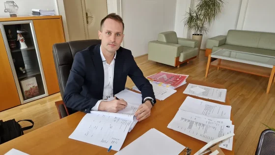 Primátor Peter Jančovič podpisuje zmluvu na realizáciu Cyklochodníka Pod Párovcami