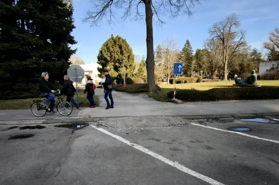 "Obchádzka" cez chodník slúži pre prístup na Beethovenovu ulicu