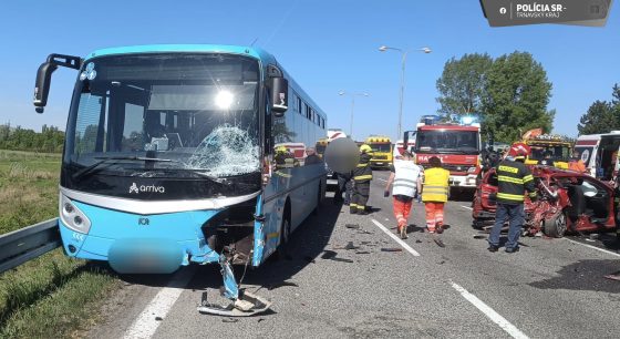 Nehoda troch áut a autobusu na vjazde do Piešťan