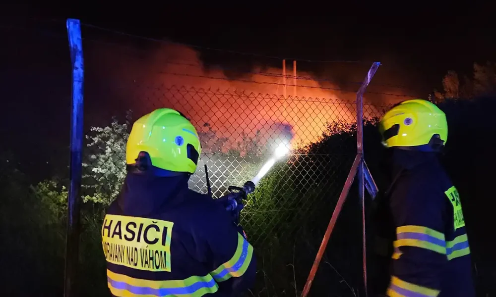 Požiar trávnatého porastu pri železničnej trati v Piešťanoch