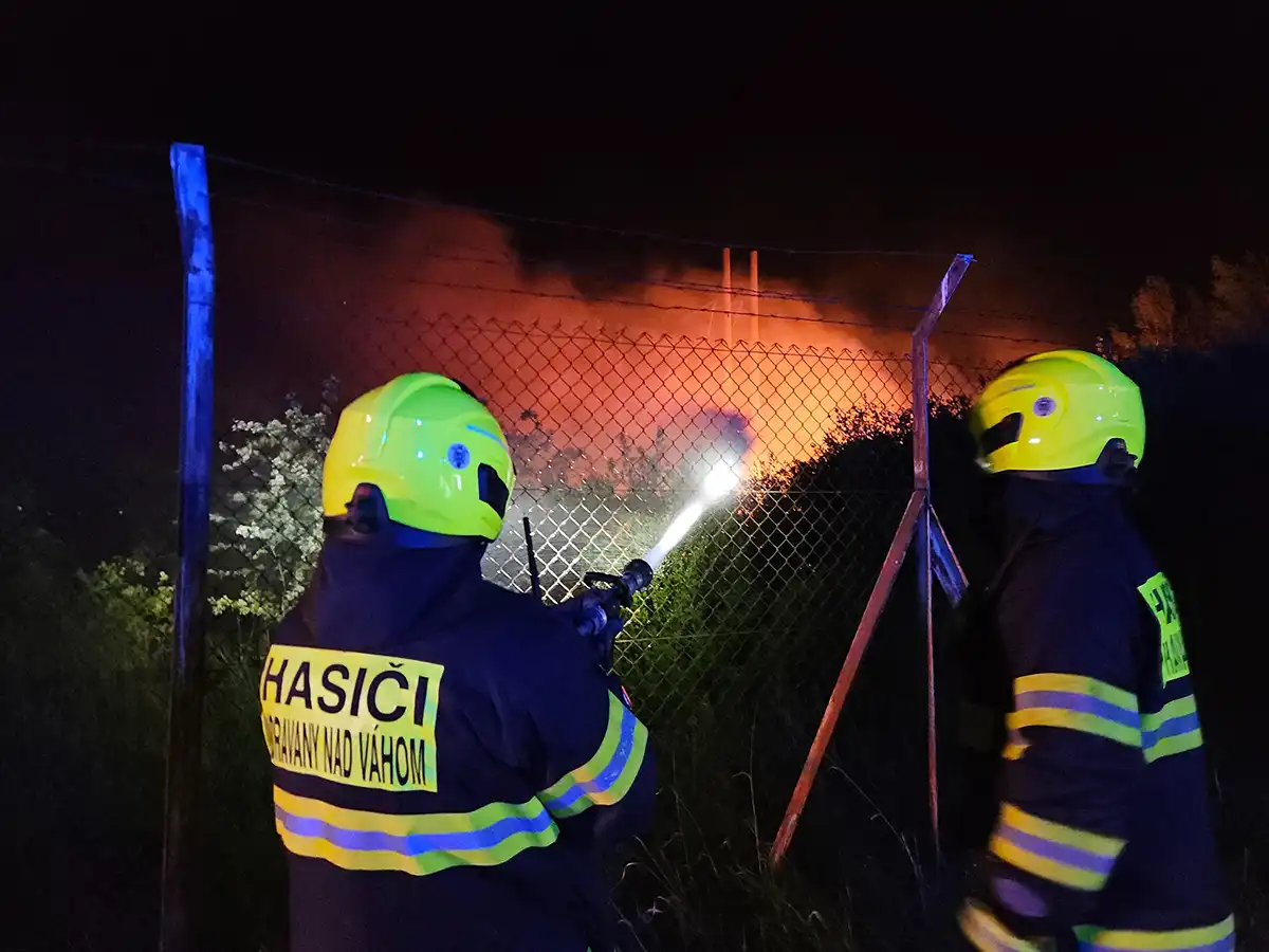 Požiar trávnatého porastu pri železničnej trati v Piešťanoch