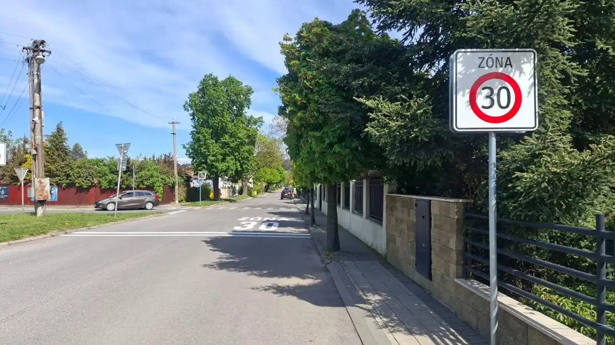 Floreát je celý zónou s 30 km rýchlosťou